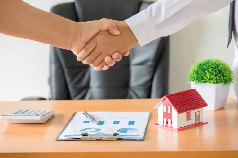 hands of agent and client shaking hands after signed contract buy new apartment - abogado Nerja, abogado Torrox, abogado Velez Malaga, abogado Torre del Mar