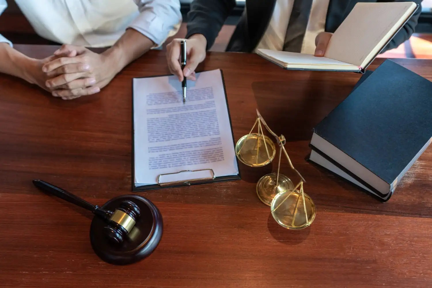 The guarantee in vehicle sales between private individuals 1 - abogado Nerja, abogado Torrox, abogado Velez Malaga, abogado Torre del Mar lawyer working with client discussing contract papers with brass scale - abogado Nerja, abogado Torrox, abogado Velez Malaga, abogado Torre del Mar
