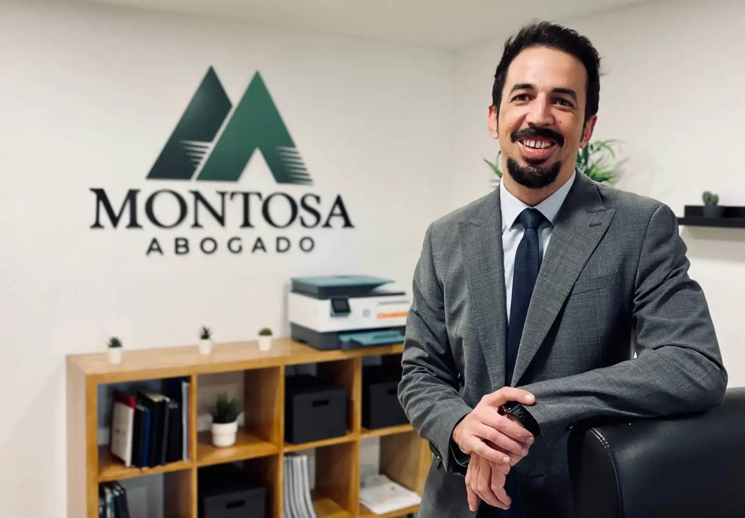 Diego Montosa en su despacho de Torrox Costa