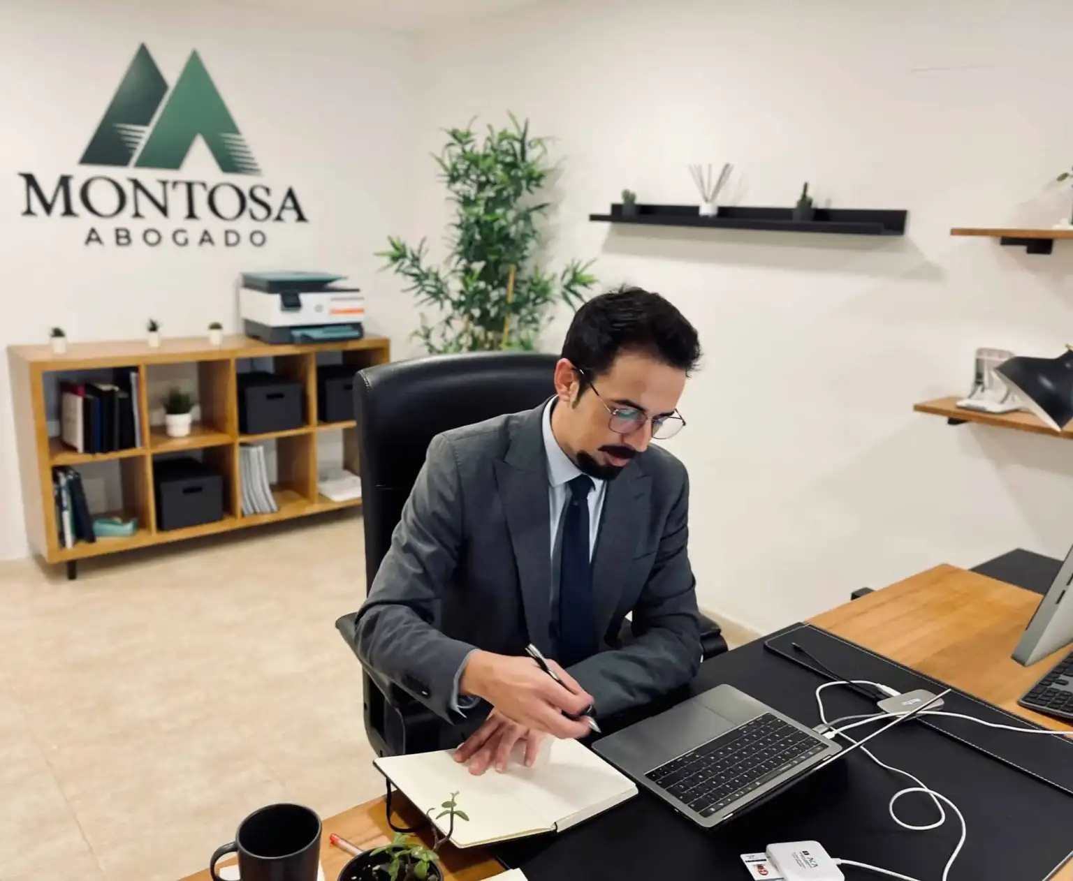 Diego Montosa trabajando en su mesa